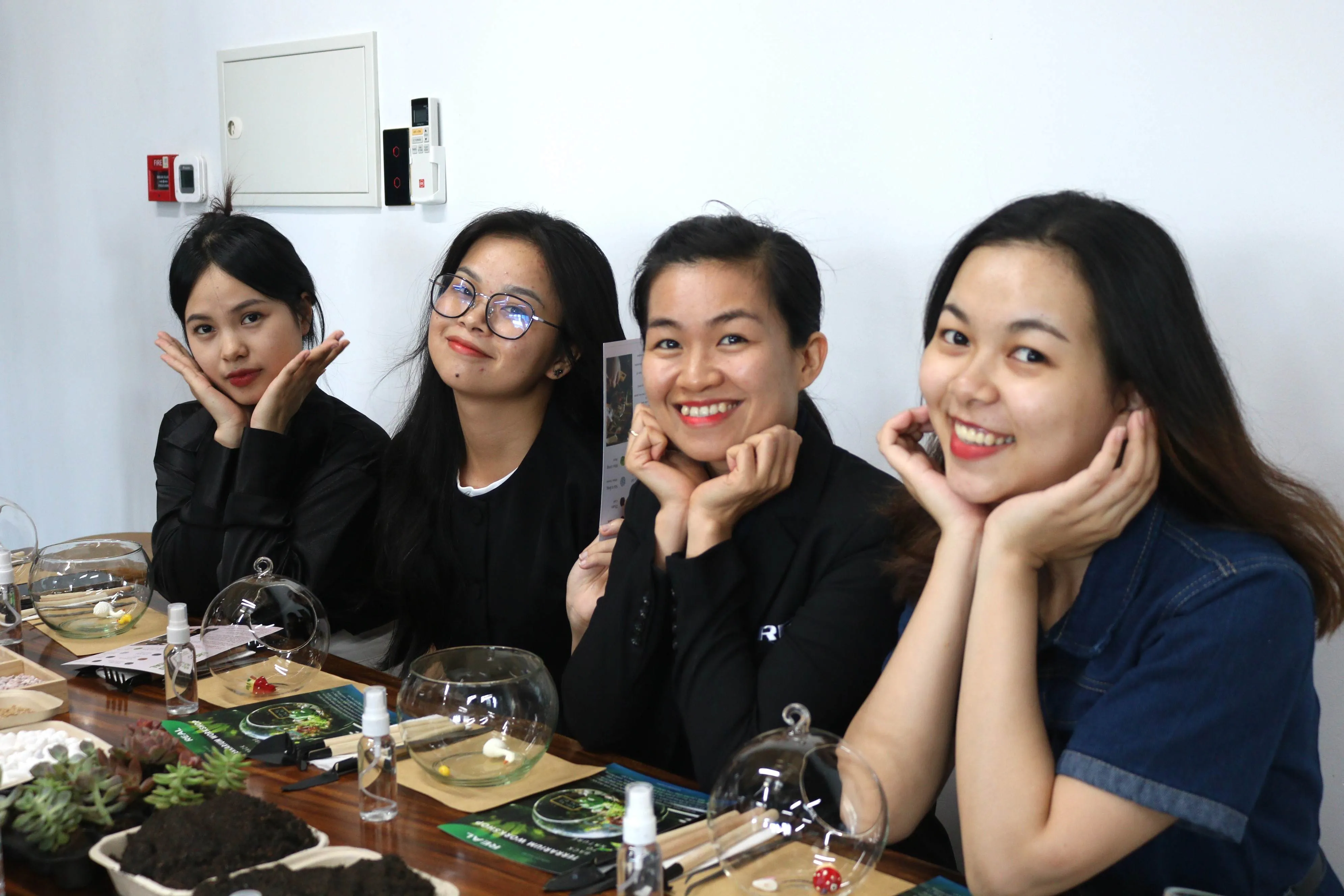 nhan vien real logistics mim cuoi tao dang tai terrarium workshop nhan dip 8 3 2024webp