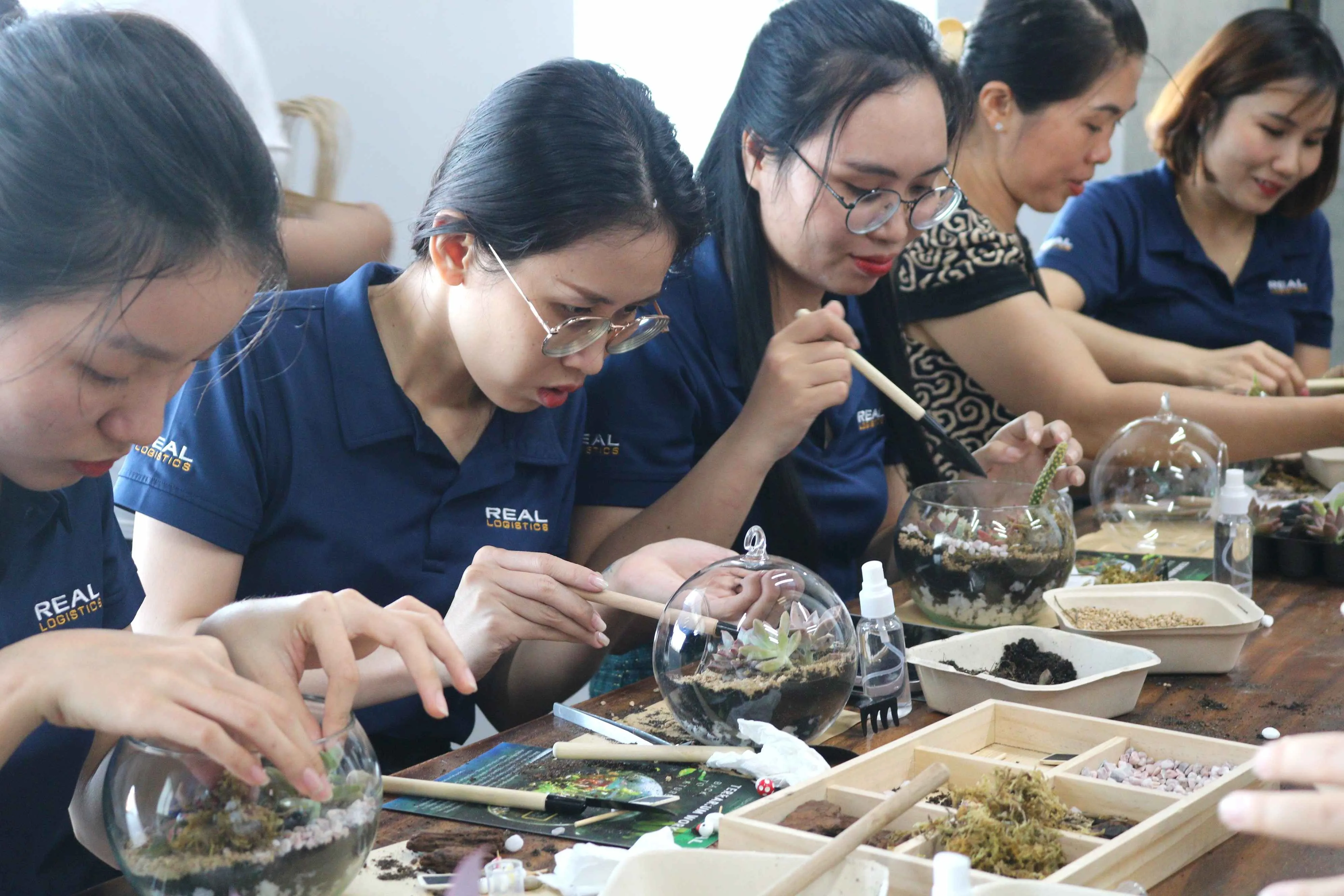 quoc te phu nu 2024 moi nguoi cham chu trong su kien terrarium workshopwebp