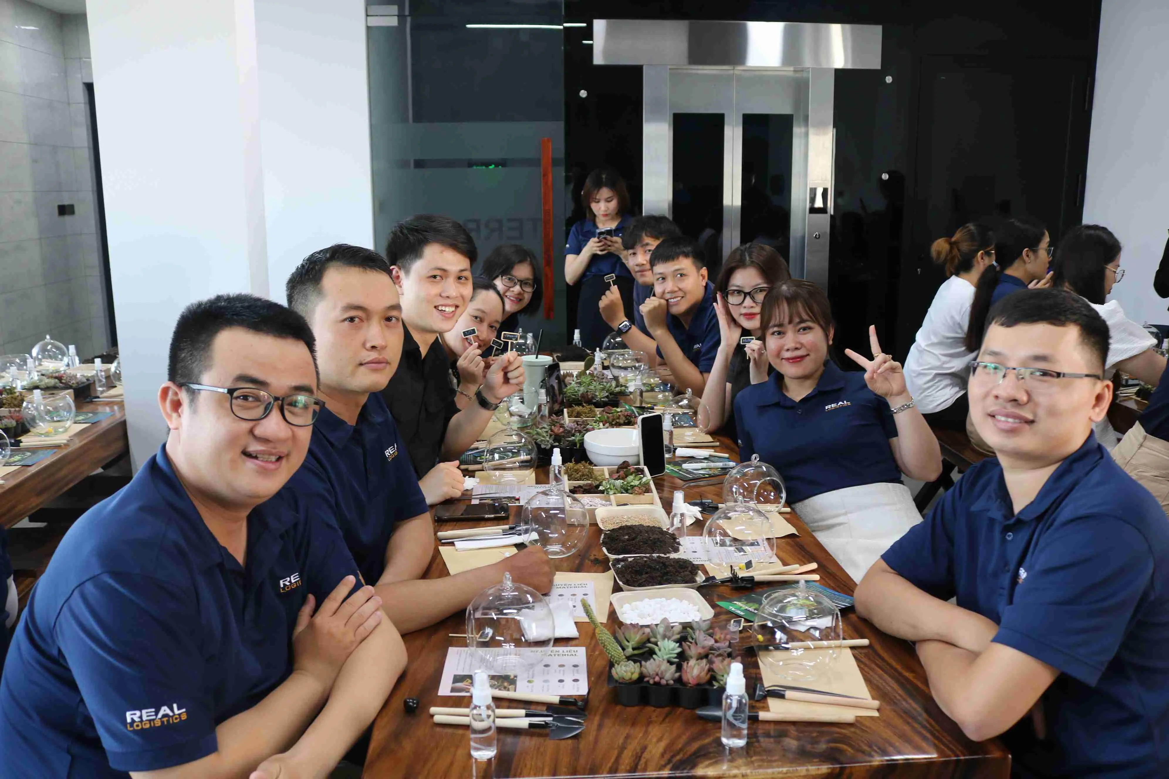 real logistics chup hinh ki niem tai terrarium workshop 8 3 2024webp