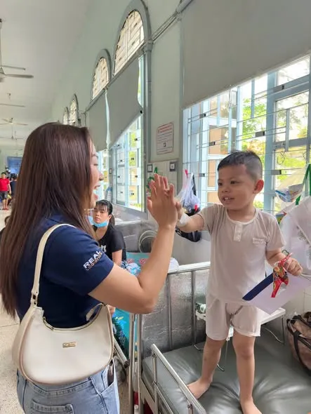 cai cham tay day nang luong giua realers va cac em nhowebp