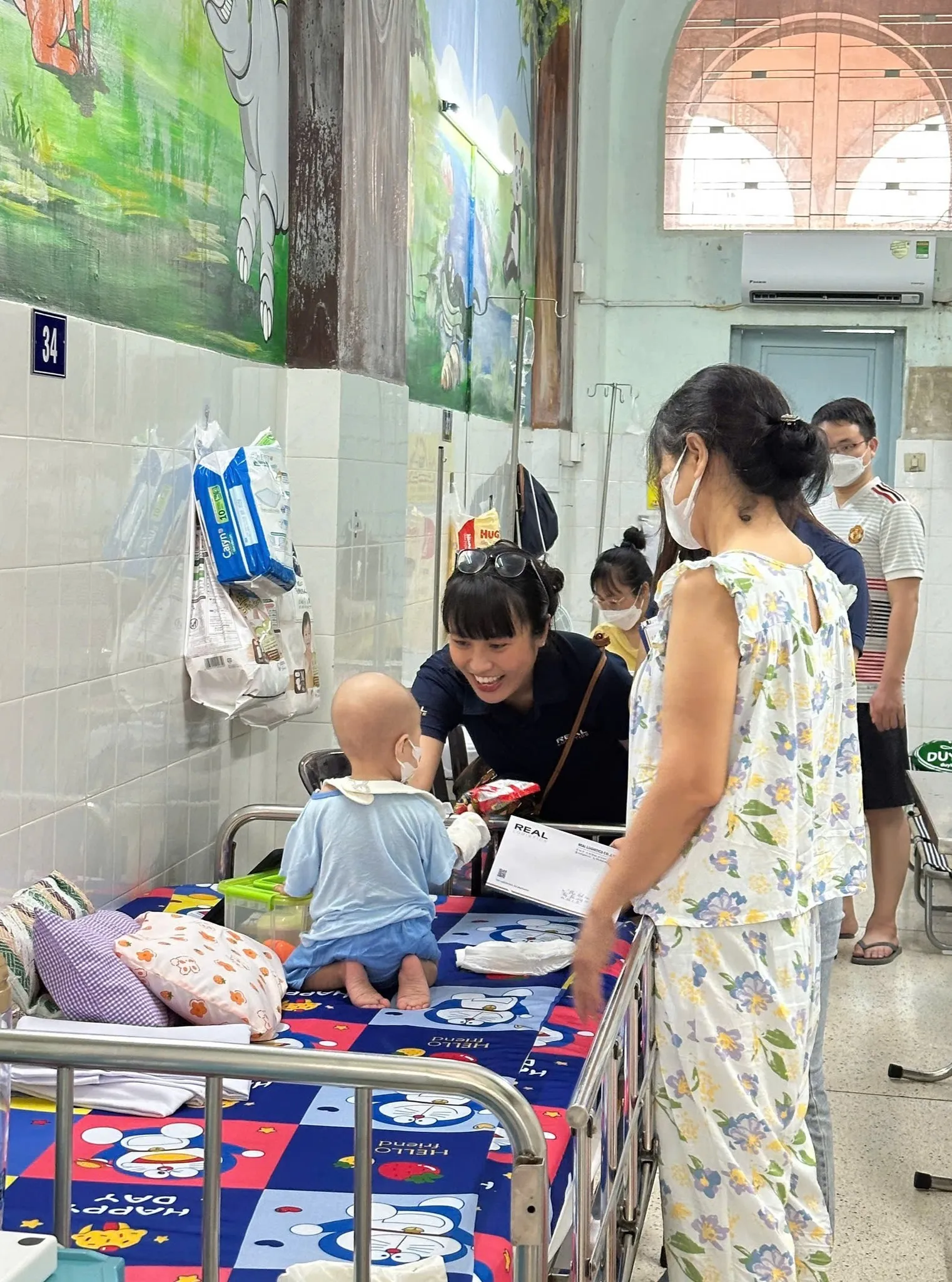 khoanh khac real logistics gui den em nho mon qua cung loi dong vienwebp