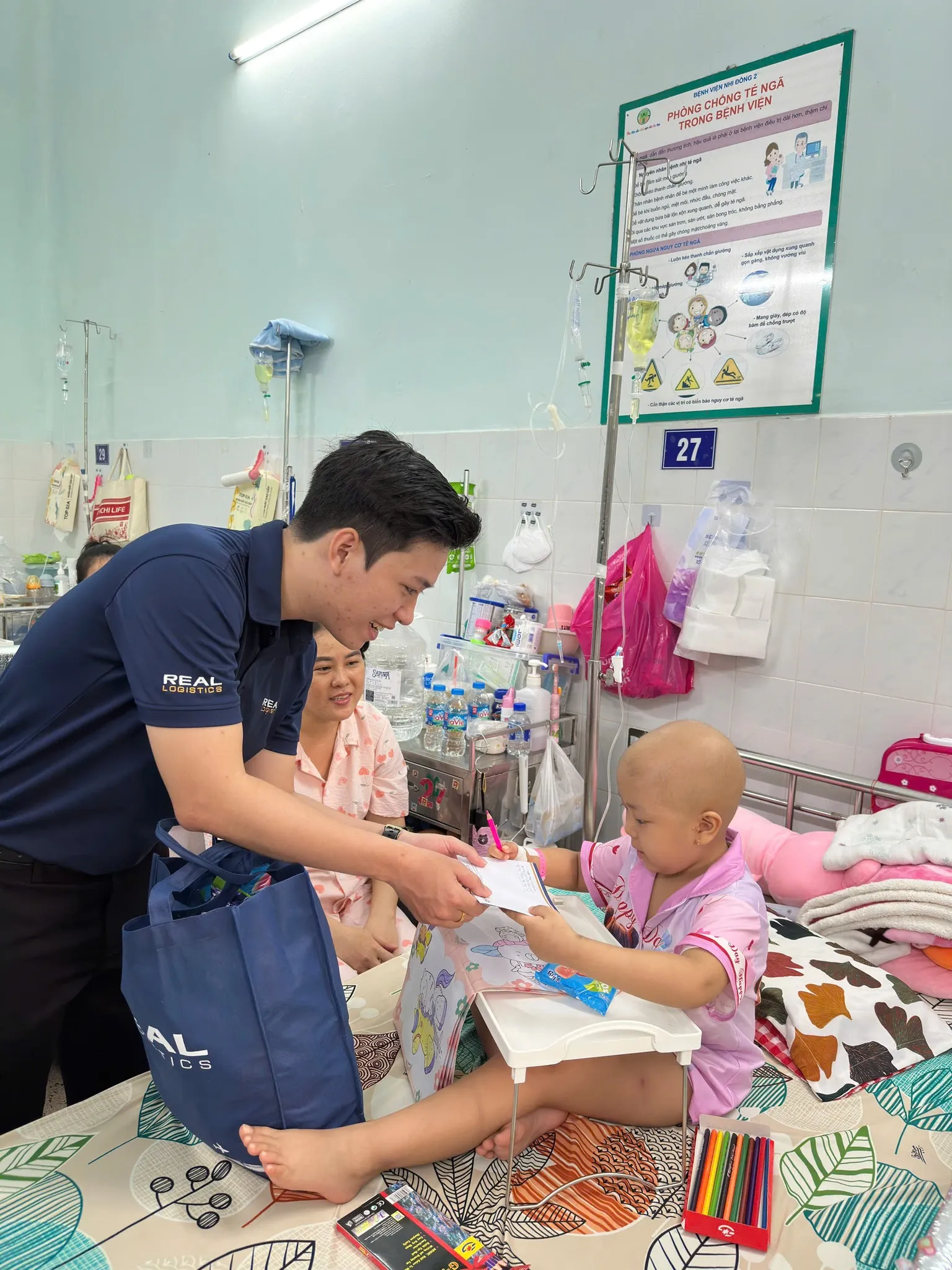 nhan vien real trao qua tan tay cho mot em bewebp