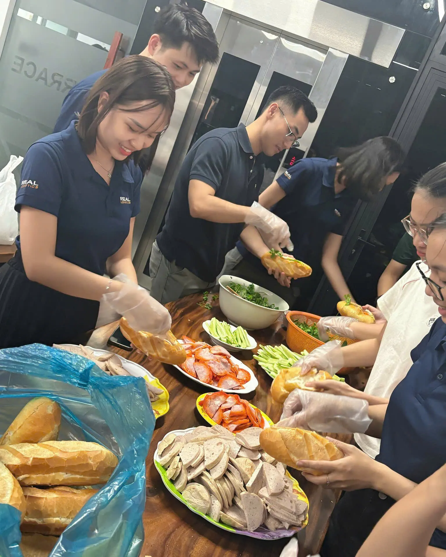 cuoi tuan nao ban tay cung ban ron goi yeu thuongwebp