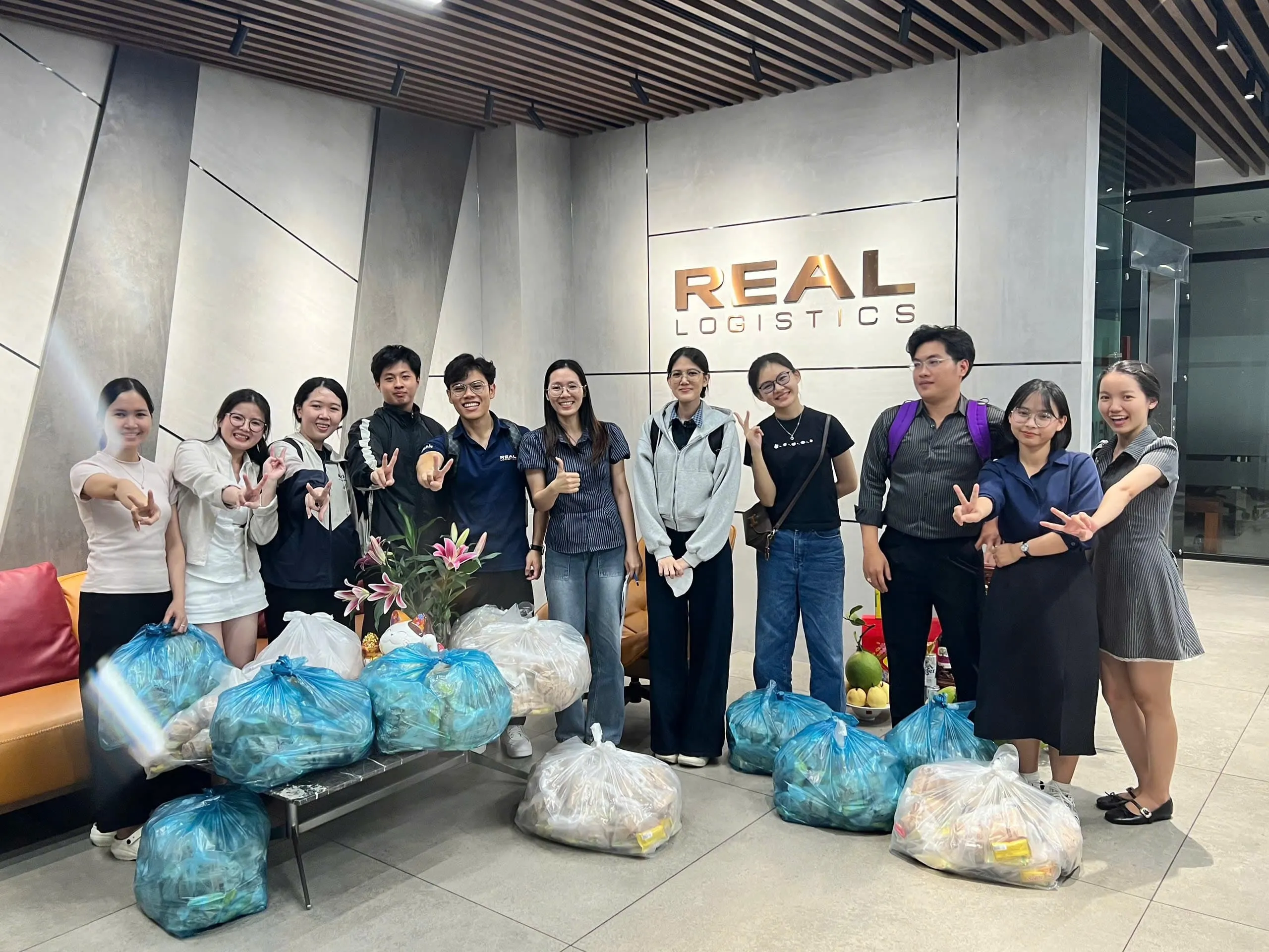 thu sau hang tuan hoan thien tung tui banh mi trao taywebp