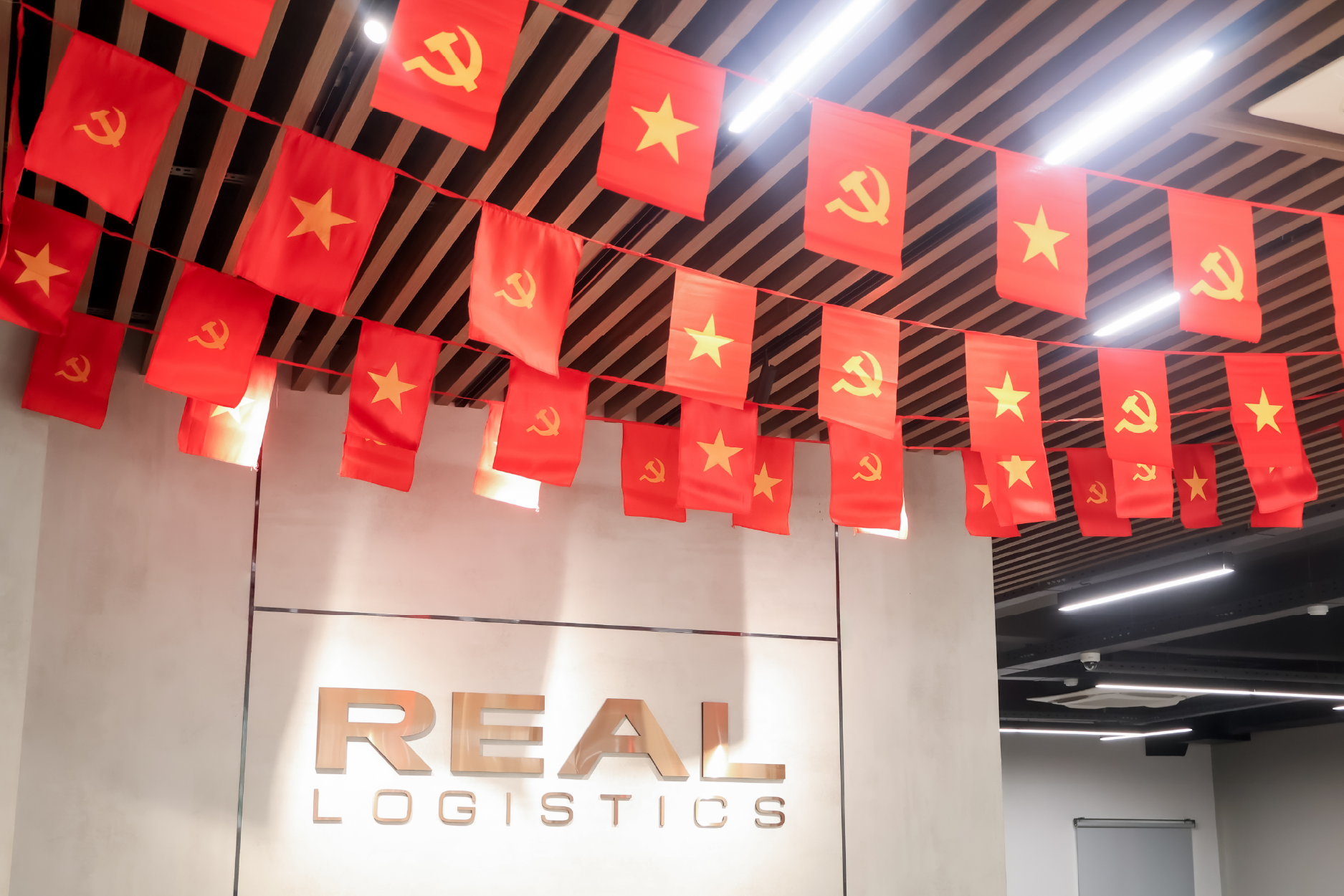 real logistics 50 nam giai phong mien nam 8 21webp